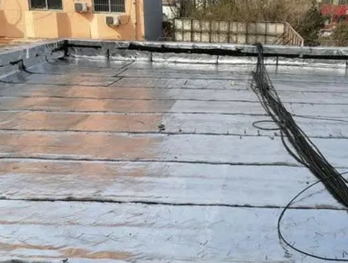 涞水县卫生间漏水维修公司分享下涞水县屋面楼顶防水刚性防水层施工要点。